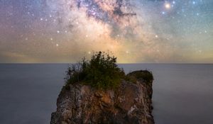 Preview wallpaper rock, ocean, milky way, stars, sky, night