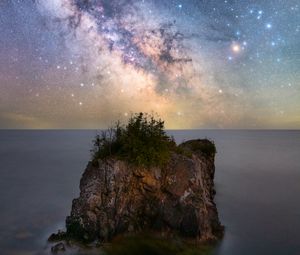 Preview wallpaper rock, ocean, milky way, stars, sky, night