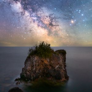 Preview wallpaper rock, ocean, milky way, stars, sky, night