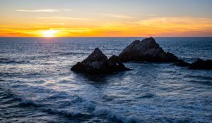 Preview wallpaper rock, sea, horizon, nature, landscape