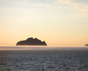 Preview wallpaper rock, sea, horizon, evening