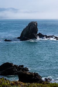 Preview wallpaper rock, sea, splashes, horizon
