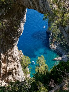 Preview wallpaper rock, sea, trees, boats, bottom