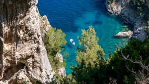 Preview wallpaper rock, sea, trees, boats, bottom