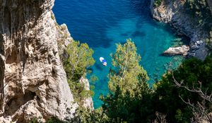 Preview wallpaper rock, sea, trees, boats, bottom