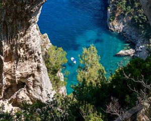 Preview wallpaper rock, sea, trees, boats, bottom