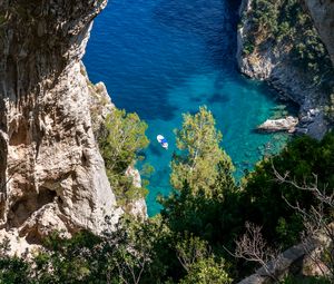 Preview wallpaper rock, sea, trees, boats, bottom