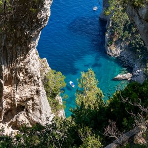 Preview wallpaper rock, sea, trees, boats, bottom