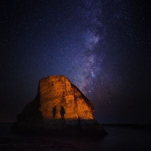 Preview wallpaper rock, shadows, starry sky, milky way, shark fin cove, davenport, united states