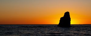 Preview wallpaper rock, silhouette, sea, sunset, horizon, landscape