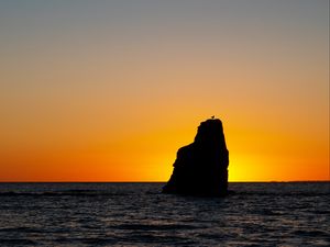 Preview wallpaper rock, silhouette, sea, sunset, horizon, landscape