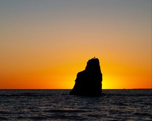 Preview wallpaper rock, silhouette, sea, sunset, horizon, landscape