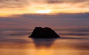 Preview wallpaper rock, sunset, ocean, horizon