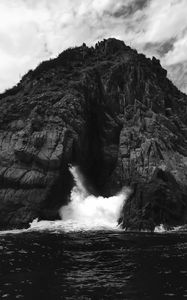 Preview wallpaper rock, water, spray, bw