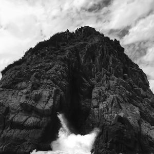 Preview wallpaper rock, water, spray, bw