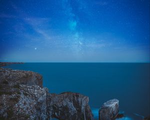 Preview wallpaper rocks, arch, sea, starry sky, horizon, night