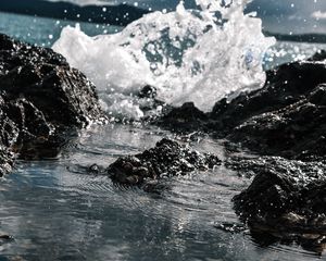 Preview wallpaper rocks, sea, splash, spray, water