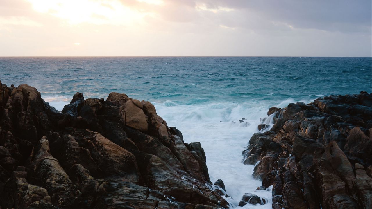 Wallpaper rocks, sea, spray, horizon