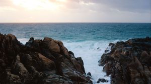Preview wallpaper rocks, sea, spray, horizon