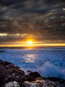 Preview wallpaper rocks, sea, sunset, spray, waves