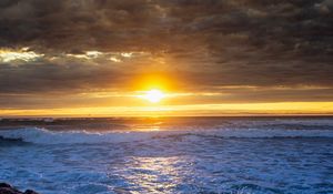 Preview wallpaper rocks, sea, sunset, spray, waves