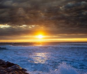 Preview wallpaper rocks, sea, sunset, spray, waves