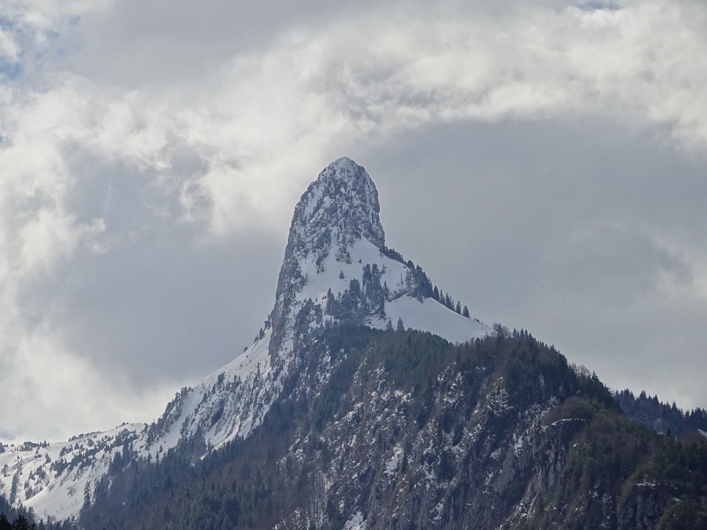 1400x1050 Wallpaper rocks, slope, snow, snowy, trees, mountains