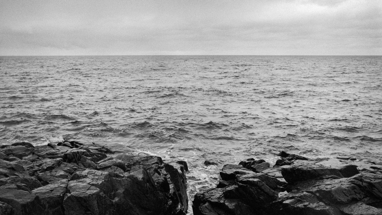 Wallpaper rocks, stones, sea, horizon, black and white