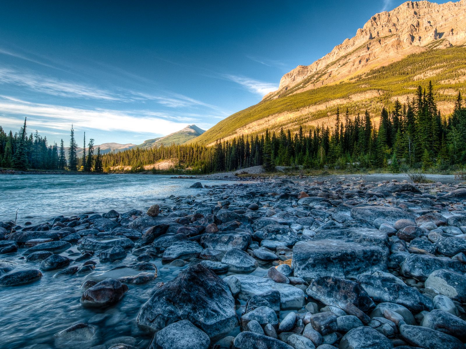 Download wallpaper 1600x1200 rocky mountains, river, stones, athabasca,  alberta, canada, hdr standard 4:3 hd background