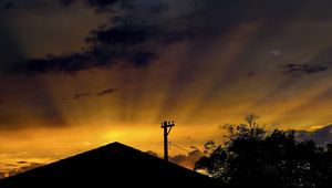 Preview wallpaper roof, pillar, silhouettes, sunset, dark, rays