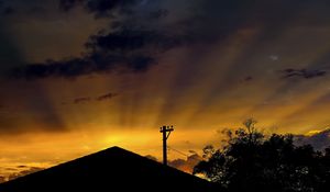 Preview wallpaper roof, pillar, silhouettes, sunset, dark, rays