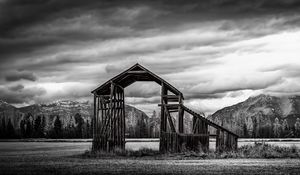 Preview wallpaper roof, wooden, building, sky, bw