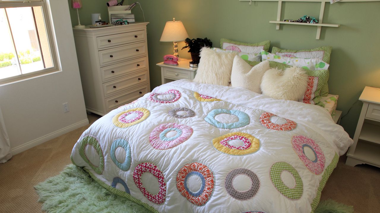 Wallpaper room, comfort, carpet, bedding, pillows, lamp, dresser