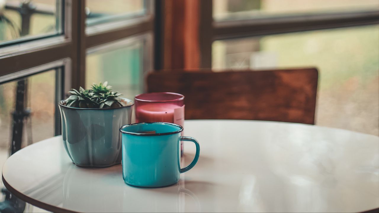 Wallpaper room, cups, houseplant, table, windows