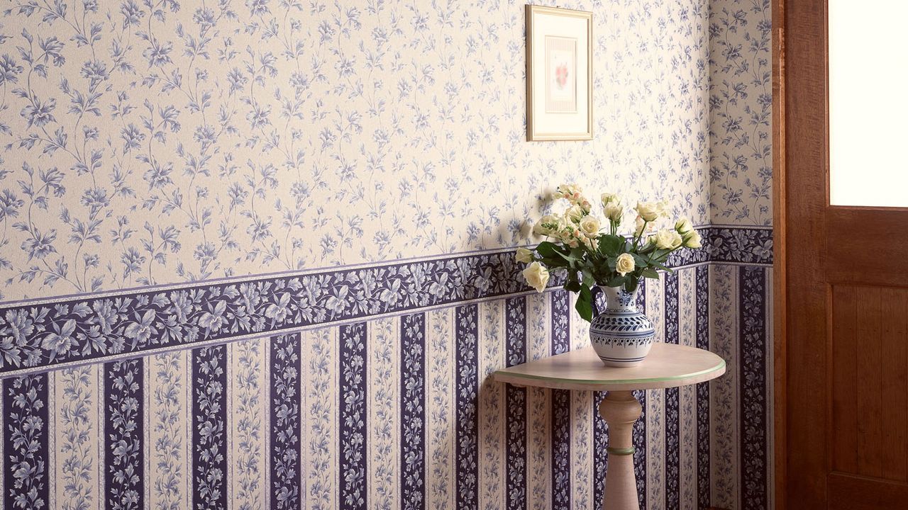 Wallpaper room, vase, flowers, door