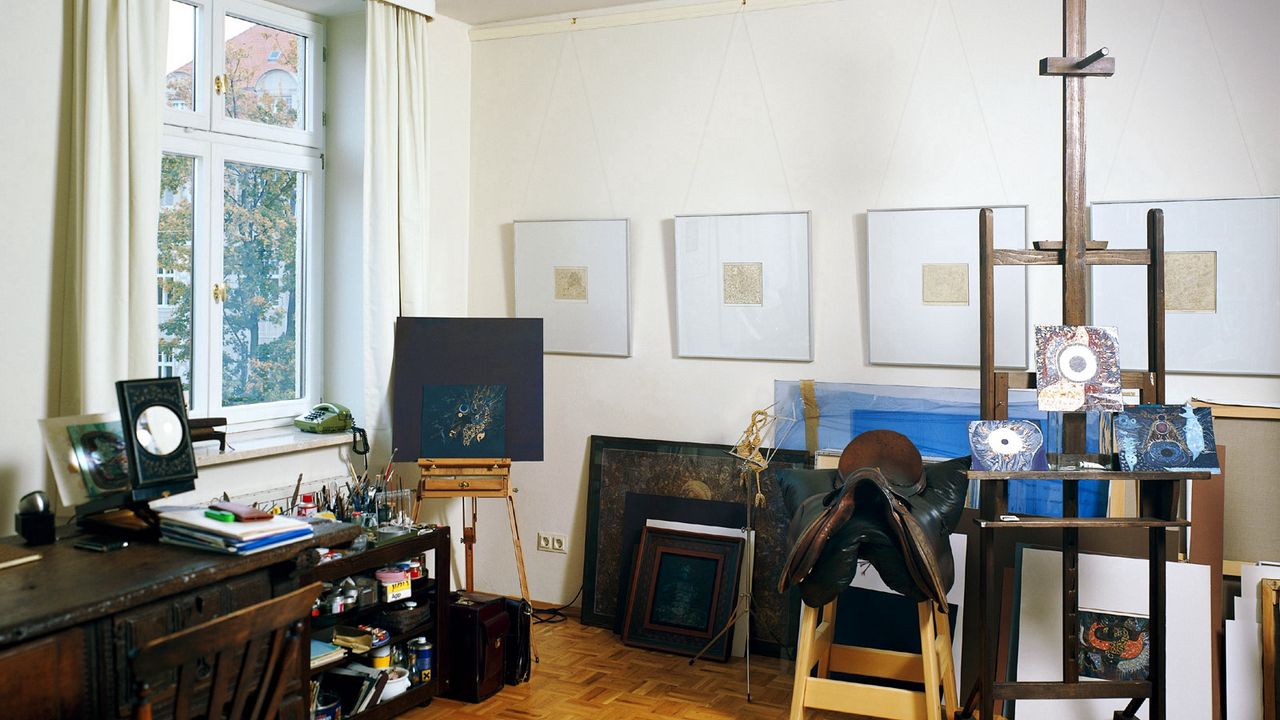 Wallpaper room, workshop, easel, paints, furniture