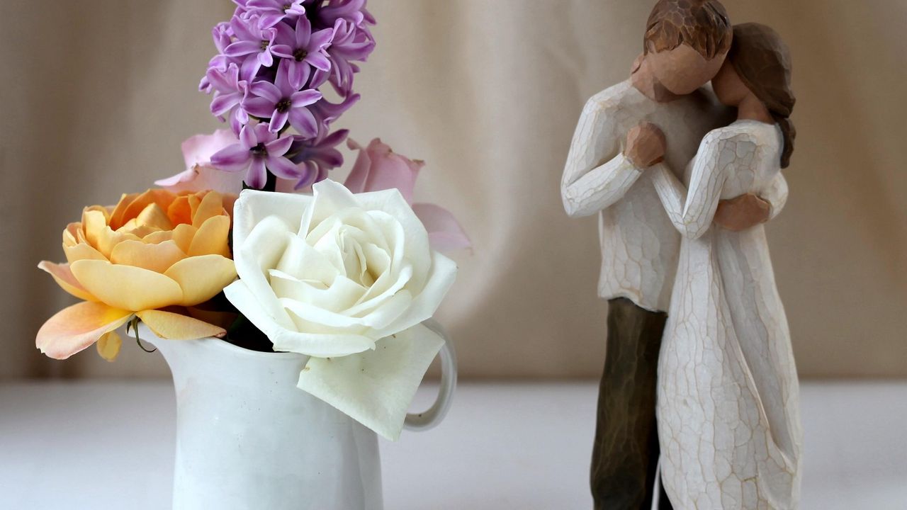 Wallpaper rose, hyacinth, figurine, couple, hug