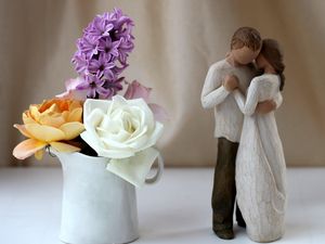 Preview wallpaper rose, hyacinth, figurine, couple, hug