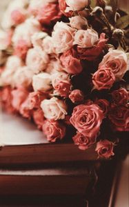 Preview wallpaper roses, bouquet, flowers, pink, books