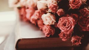 Preview wallpaper roses, bouquet, flowers, pink, books