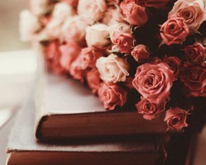 Preview wallpaper roses, bouquet, flowers, pink, books