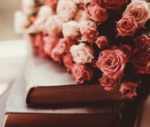 Preview wallpaper roses, bouquet, flowers, pink, books