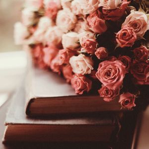 Preview wallpaper roses, bouquet, flowers, pink, books