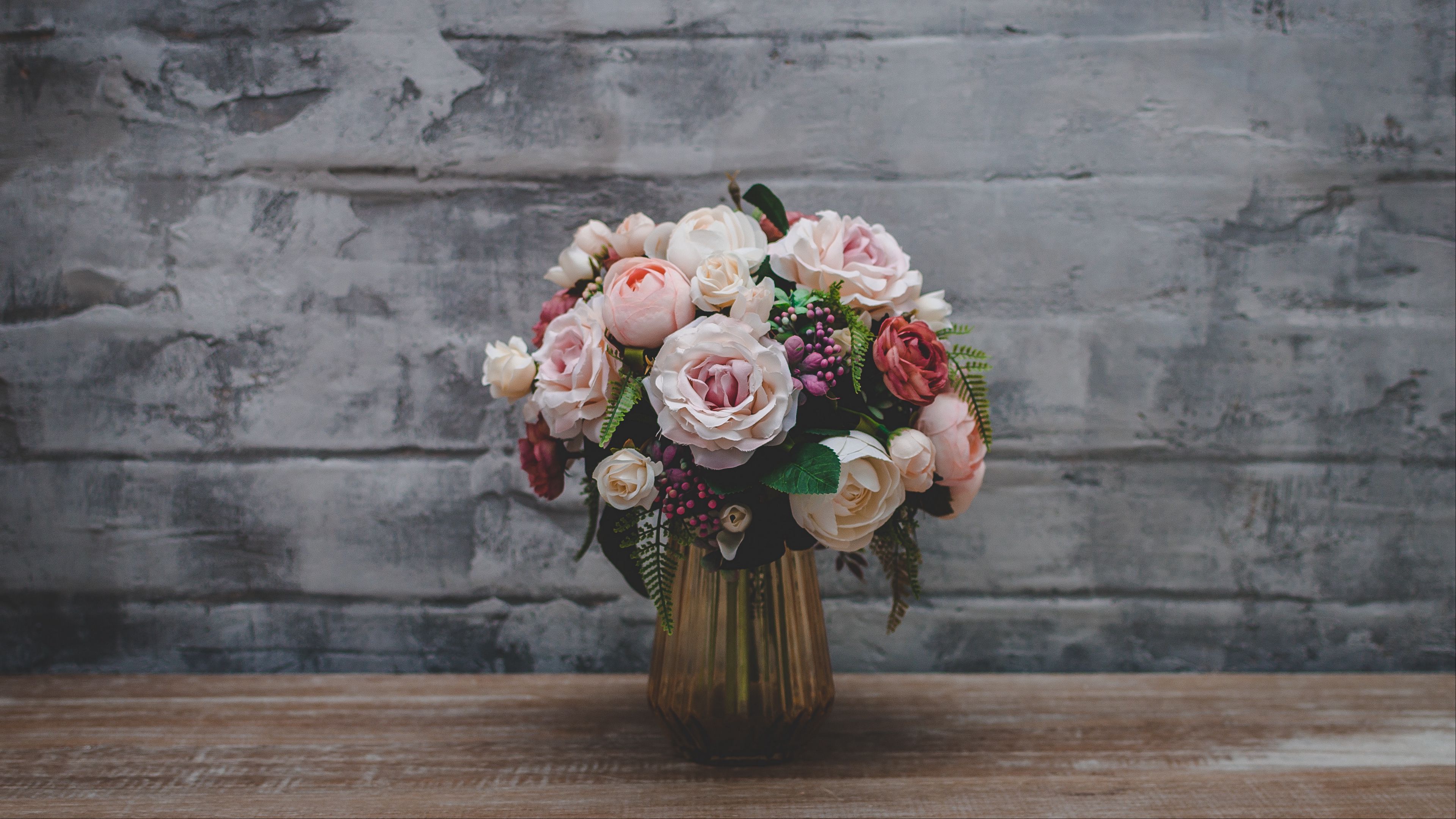 Download wallpaper 3840x2160 roses, bouquet, flowers, vase 4k uhd 16:9