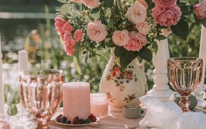 Preview wallpaper roses, bouquet, flowers, table, decoration