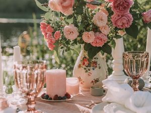 Preview wallpaper roses, bouquet, flowers, table, decoration