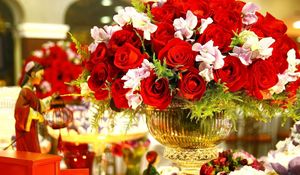 Preview wallpaper roses, bouquet, vase, decoration