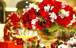 Preview wallpaper roses, bouquet, vase, decoration