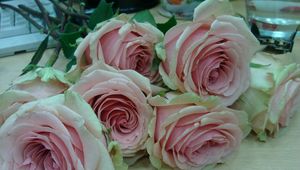 Preview wallpaper roses, bouquets, table, petals
