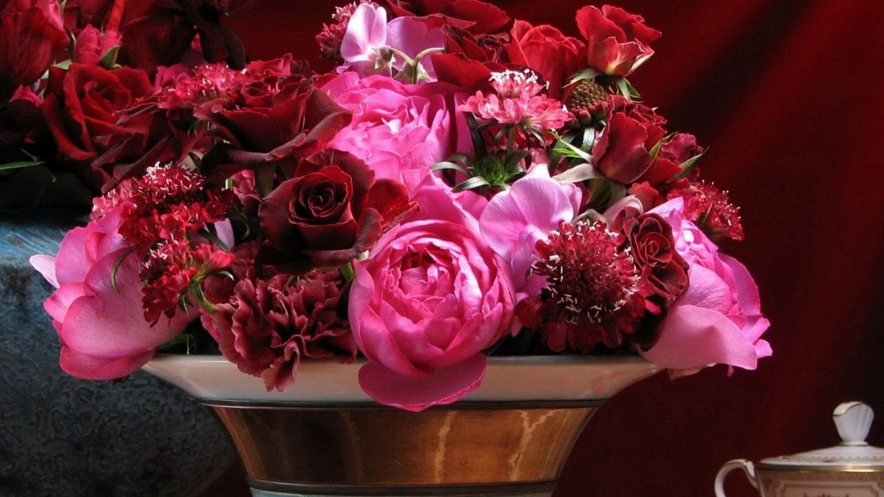 Wallpaper roses, carnations, flowers, bouquet, vase, petals, table